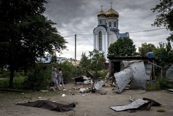 Luhansk residents after an artillery strike - Sputnik International