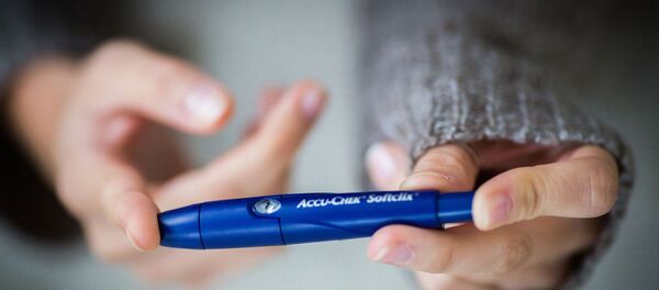 A diabetic person is checking her blood sugar level. - Sputnik International