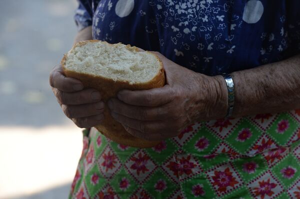Gorlovka residents receive humanitarian aid from self-defense forces Gorlovka residents receive humanitarian aid from self-defense forces - Sputnik International