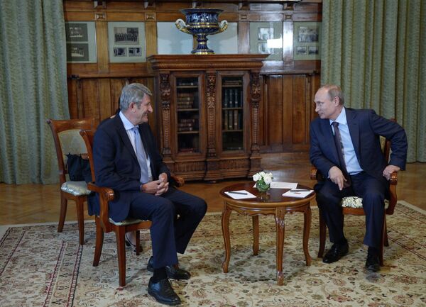 Russian president Vladimir Putin meet with Philippe de Villiers, leader of the Mouvement pour la France party - Sputnik International