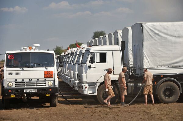 A Russian convoy of 280 Kamaz trucks carrying humanitarian aid to civilians in southeastern Ukraine - Sputnik International