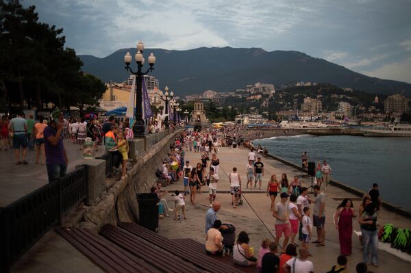 Tourists on a beach in Yalta, Crimea - Sputnik International