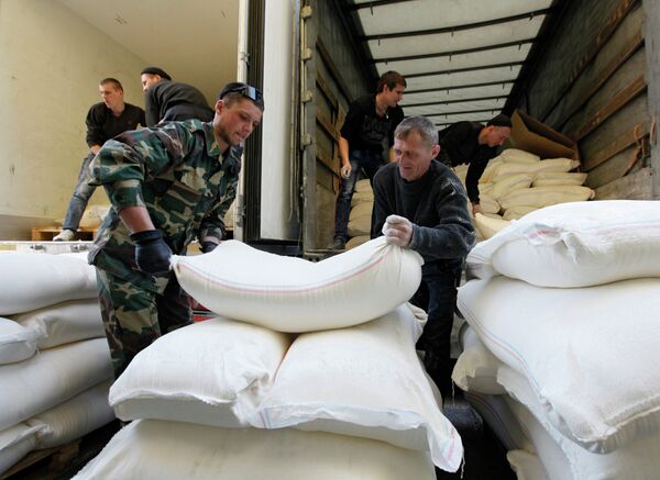 Unloading of Truck With Humanitarian Aid in Luhansk Region - Sputnik International