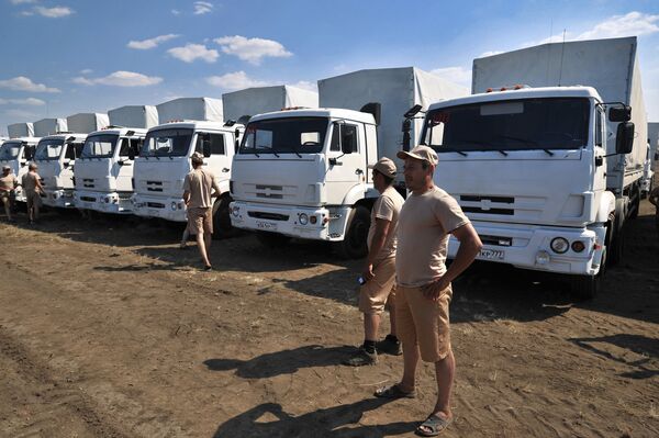 Russia's humanitarian aid convoy moves on to Ukraine - Sputnik International