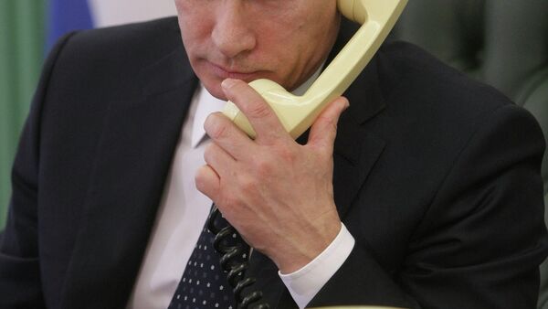 Vladimir Putin discussed over telephone with Ukrainian president Petro Poroshenko the first steps to exiting the crisis - Sputnik International