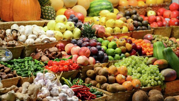 Russia’s agricultural watchdog Rosselkhoznadzor said Wednesday it may impose restrictions on imports of fruits and vegetables from Ukraine starting from October 21. - Sputnik International