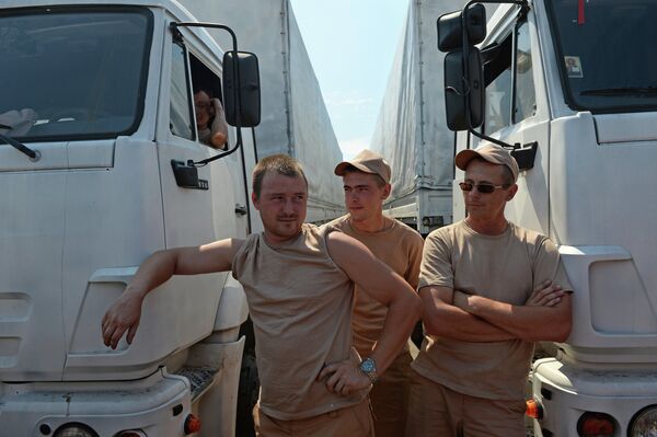 Drivers of white KAMAZ trucks with humanitarian aid for civilians in southeastern Ukraine - Sputnik International