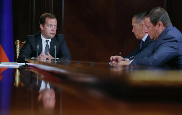 Prime Minister Dmitry Medvedev (L) holds a meeting with his deputies at Gorki residence in the Moscow Region. - Sputnik International