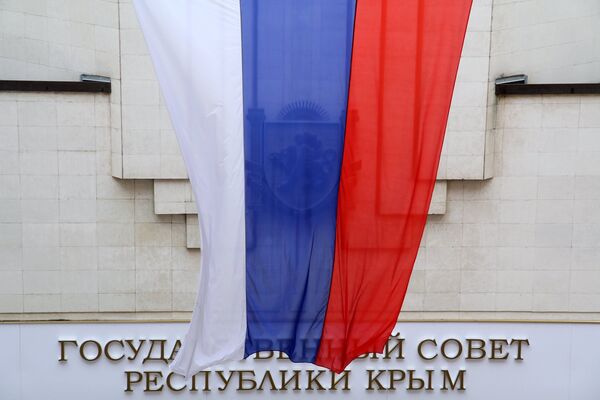Russian flag at the Crimea State Council during a meeting of the Constitutional Commission on Draft Crimean Constitution - Sputnik International