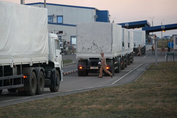 The trucks carrying humanitarian aid for people in southeastern Ukraine at the Donetsk checkpoint - Sputnik International