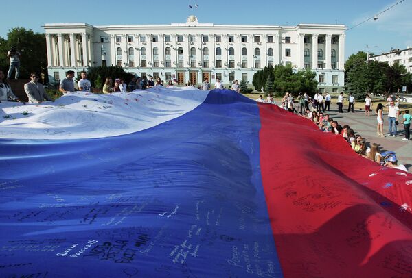Simferopol residents celebrate Day of the National flag in Russia - Sputnik International