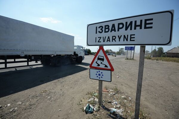 Russian humanitrian aid convoy continues its journey to eastern Ukraine - Sputnik International