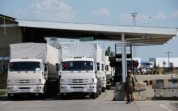 Russia's humanitarian aid convoy leaves Izvarino border crossing point, moves to Luhansk - Sputnik International