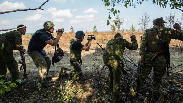 Journalists reporting from the firing line in Marinovka near Russian-Ukrainian border - Sputnik International