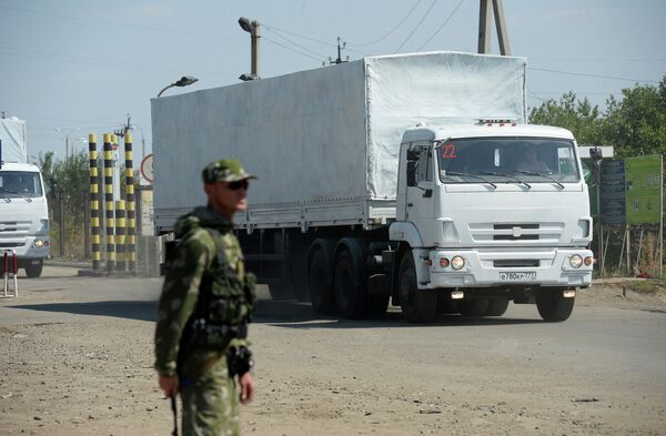 Trucks of a Russian convoy carrying humanitarian aid for Ukraine - Sputnik International