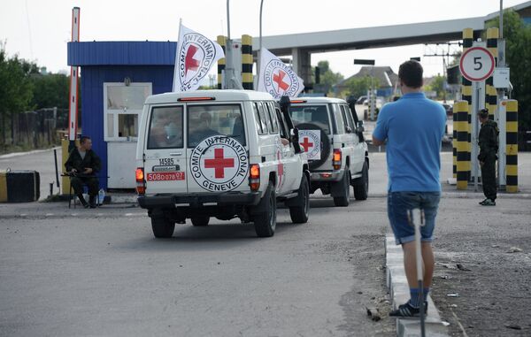 Red Cross` cars and convoy, delivering humanitarian aid for the people of the south-east of Ukraine at the Donetsk checkpoint. - Sputnik International