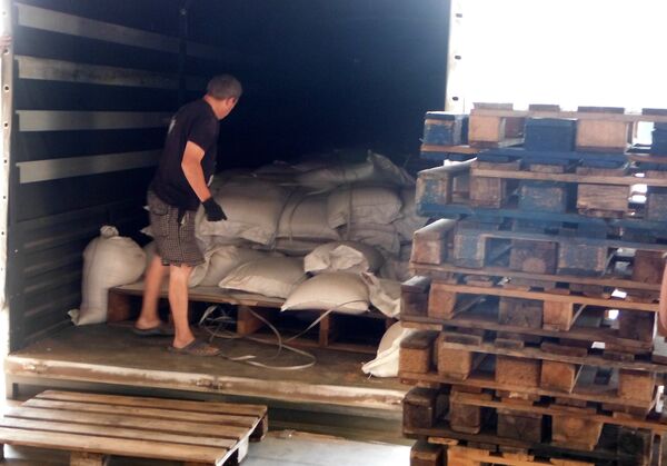 Unloading of Russian humanitarian aid to the south-east of Ukraine in Lugansk - Sputnik International