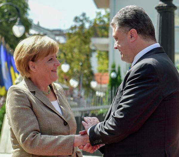 German Chancellor Angela Merkel meeting with Ukrainian President Petro Poroshenko in Kiev on August 23 - Sputnik International