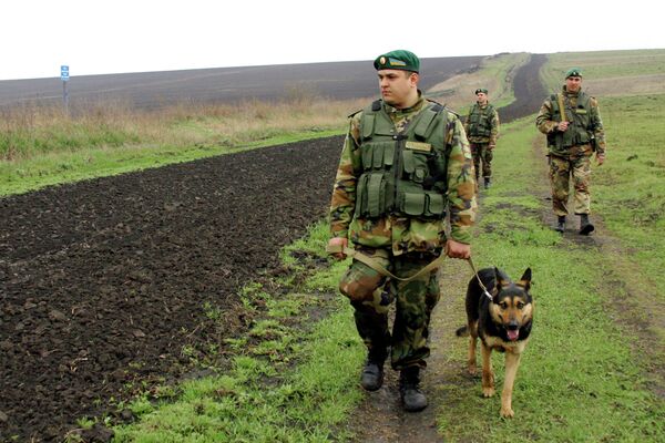 Ukrainian border guards at the Russian-Ukrainian border. - Sputnik International