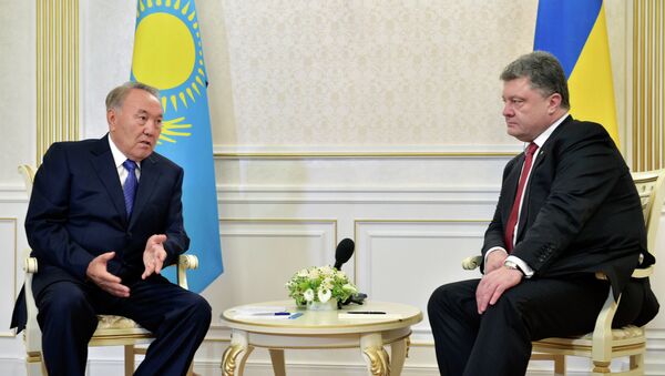 Kazakhstan's President Nursultan Nazarbayev (L) and Ukrainian President Poroshenko during the negotiations in Minsk, Belarus, August 26, 2014. - Sputnik International