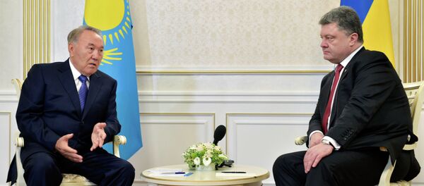 Kazakhstan's President Nursultan Nazarbayev (L) and Ukrainian President Poroshenko during the negotiations in Minsk, Belarus, August 26, 2014. - Sputnik International