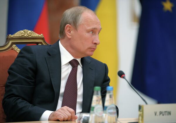 Russian president Vladimir Putin said embargoed goods are actively imported via Belarus - Sputnik International