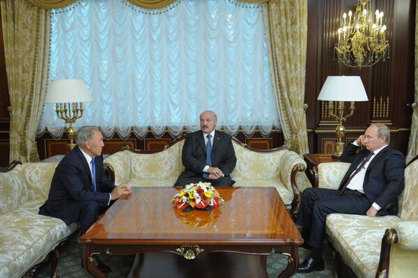 Russian President Vladimir Putin, President of Belarus Alexander Lukashenko and President of Kazakhstan Nursultan Nazarbayev, from right, during a working meeting in Minsk. - Sputnik International