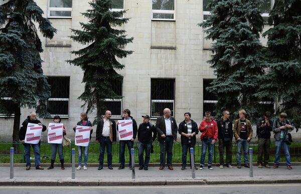Photographers Rally Near Ukraine’s Embassy in Support of Photographer Stenin - Sputnik International
