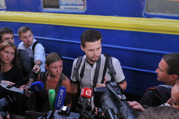 Released Rossiya Segodnya journalists, previously detained by Right Sector, return to Crimea - Sputnik International