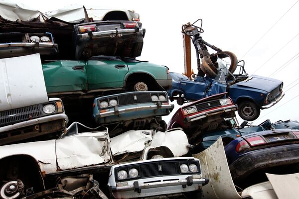 Russian Prime Minister Dmitry Medvedev said Thursday the country’s Ministry of Industry and Trade has suggested implementing a large-scale “cash for clunkers” program to run from September through the end of the year to reinvigorate the automobile market. - Sputnik International