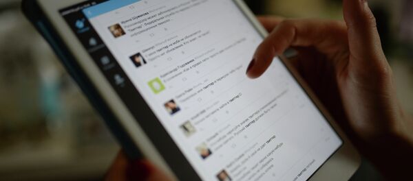 Страница сайта Twitter на экране планшетного компьютера - Sputnik International