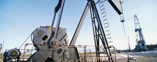 The prices of West Texas Intermediate (WTI), the US oil benchmark, and Brent crude, the global oil benchmark, hit record lows not seen since April 2009 on Tuesday. - Sputnik International