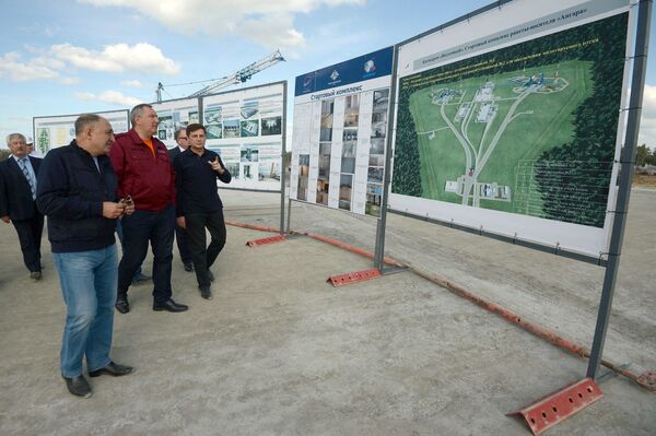 Deputy Prime Minister Dmitry Rogozin, third left, on the construction site of Vostochny space center located near Uglegorsk village in the Amur Region. - Sputnik International