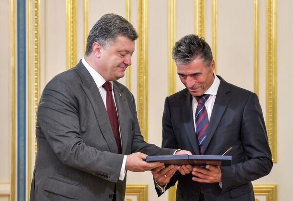 President of Ukraine Petro Poroshenko (left) and the NATO Secretary - General Anders Fogh Rasmussen (R). - Sputnik International
