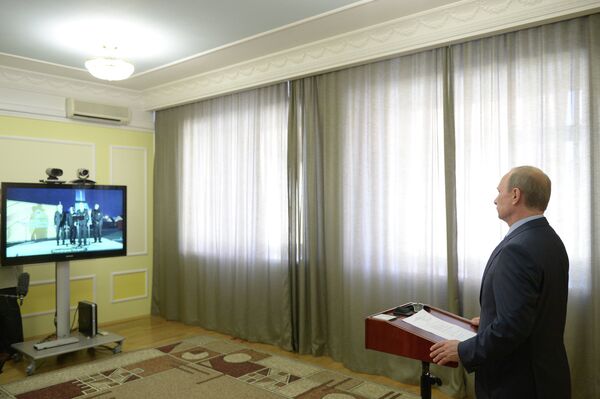 Vladimir Putin's video conference with Rosneft's SEO Igor Sechin declaring the launch of the extraction phase of the North Chayvo field on the shelf of Sakhalin Island - Sputnik International