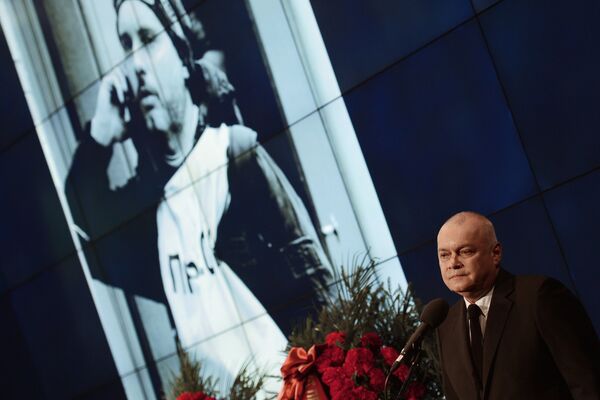 Rossiya Segodnya Director General pays last respects to photographer Andrei Stenin during a mourning ceremony in the news agency’s press center in Moscow - Sputnik International