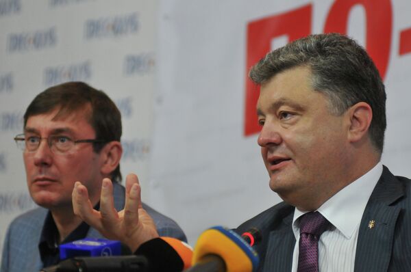 Ukrainian President Petro Poroshenko (right) with his advisor Yuriy Lutsenko (left). - Sputnik International