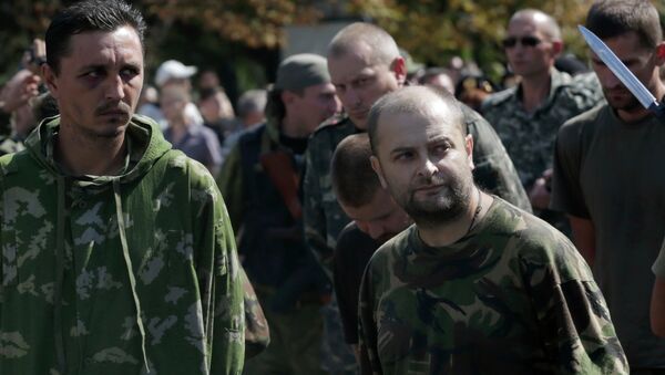 Ukrainian servicemen taken prisoner in Donetsk - Sputnik International