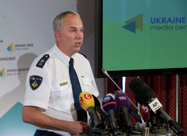 The head of the Malaysia Arlines recovery mission Peter Jap Albersberg at a press briefing. The head of the Malaysia Arlines recovery mission Peter Jap Albersberg at a press briefing. - Sputnik International