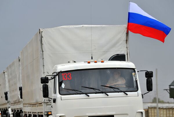 Trucks of a Russian convoy carrying humanitarian aid for Ukraine drive onto the territory of Russia-Ukraine border crossing point Donetsk in Russia's Rostov Region - Sputnik International
