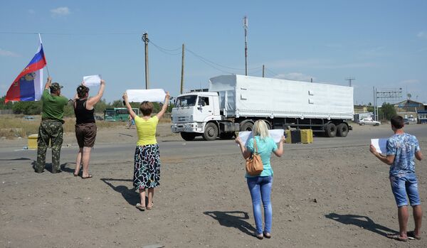 Residents of Ukraine's eastern city of Luhansk took to the streets to welcome the arrival of the second Russian humanitarian aid convoy. - Sputnik International