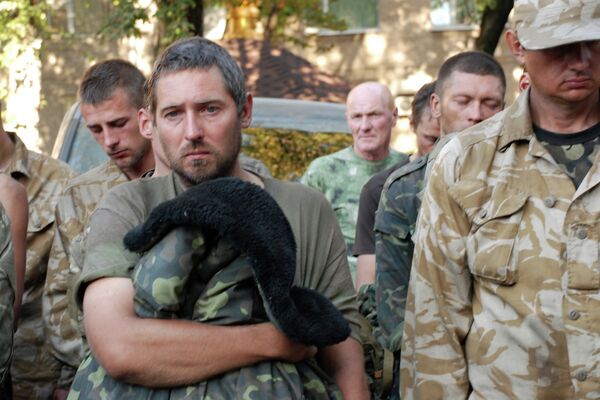 Ukrainian servicemen captured by independence supporters near Ilovaisk in Donetsk Region. - Sputnik International