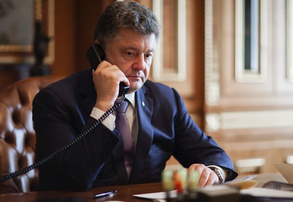 Poroshenko and Merkel during a telephone conversation expressed their concern about the cases of ceasefire breach in Ukraine - Sputnik International