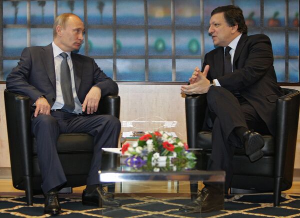 Vladimir Putin and Jose Manuel Barroso have underlined the need to strictly observe ceasefire in Ukraine - Sputnik International