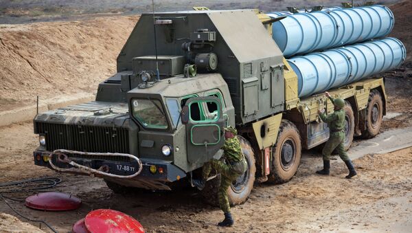 During the Vostok-2014 exercise a division of S-300PS surface-to-air missile systems has conducted shooting drills from particularly difficult conditions. - Sputnik International