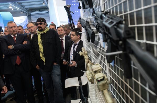 Good Man Likes Good Guns: Steven Seagal at Russian Weapons Expos - Sputnik International