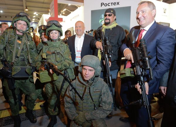 Good Man Likes Good Guns: Steven Seagal at Russian Weapons Expos - Sputnik International