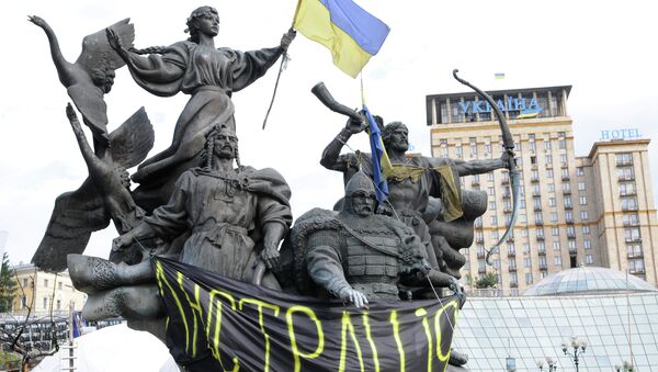 Monument with banner in support of lustration bill. - Sputnik International