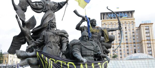 Monument with banner in support of lustration bill Monument with banner in support of lustration bill - Sputnik International