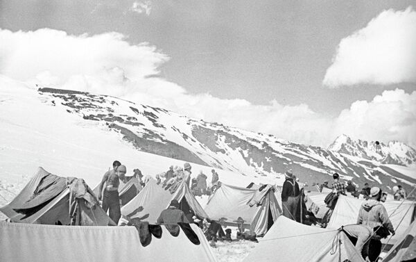 Ascent to Elbrus, dedicated to the 50th anniversary of the 1917 Revolution. (File) - Sputnik International